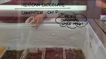 Sentuhan geek bahkan merambah ke es krim. Ada toko es krim yang menjual rasa computer chip. Entah seperti apa rasanya, mungkin agak-agak seperti plastik dan bahan metal? Foto: via Trend Chaser