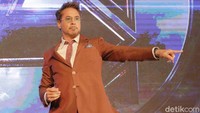 Robert Downey Jr. joget-joget saat memasuki panggung. Foto: Asep/detikHOT