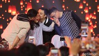 Mario mengajak penggemar itu bernyanyi bersama dalam lagu itu. Penampilan tersebut ditutup dengan para personel Kahitna yang mendaratkan kecupan di pipi sang penggemar. Foto: Rikianto Nugroho/detikHOT