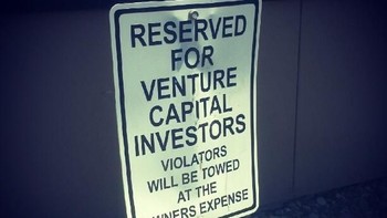 Silicon Valley adalah semua hal tentang uang. Kalian bisa menemukan investor teknologi di mana saja, bahkan disediakan tempat parkir khusus untuk investor di lingkungan Silicon Valley. Foto: via Trend Chaser