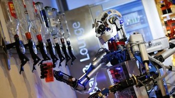 Tentu menyenangkan bisa meneguk minuman setelah lelah bekerja. Di Silicon Valley, karyawan menikmati minuman yang diracik oleh robot. Foto: via Trend Chaser