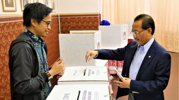 Dubes RI untuk Federasi Rusia dan Republik Belarus, M Wahid Supriyadi, juga ikut menggunakan hak suaranya