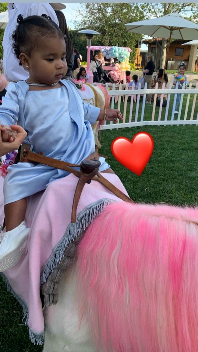 Pesta ulang tahun pertama True tak hanya sekadar mewah. Momen ini juga dimanfaatkan Khloe untuk berbagi. Kami tidak mau kado apapun untuk True. Kami meminta para tamu yang datang agar membawa kado untuk anak-anak di rumah sakit anak di Los Angeles, ungkap Khloe Kardashian. Foto: Dok. Instagram