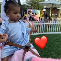 Pesta ulang tahun pertama True tak hanya sekadar mewah. Momen ini juga dimanfaatkan Khloe untuk berbagi. Kami tidak mau kado apapun untuk True. Kami meminta para tamu yang datang agar membawa kado untuk anak-anak di rumah sakit anak di Los Angeles, ungkap Khloe Kardashian. Foto: Dok. Instagram