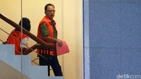 Cipto Wiyono naik ke ruang pemeriksaan.