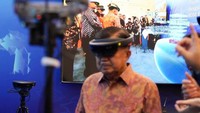 JK menjajal kacamata MR atau Mixed Reality. JK jadi terlihat seperti Cyclops ketika menggunakan kaca mata virtual itu. Istimewa/Jeri Wongiyanto/Setwapres.