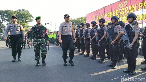 Polisi Bawa Pentung di TPS, Kapolres Ciamis: Lumpuhkan Pengacau! 