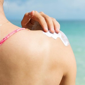 5 Cara Memakai Sunscreen yang Benar Menurut Dokter, Penting untuk Kamu Tahu! 5 Cara Memakai Sunscreen yang Benar Menurut Dokter, Penting untuk Kamu Tahu!