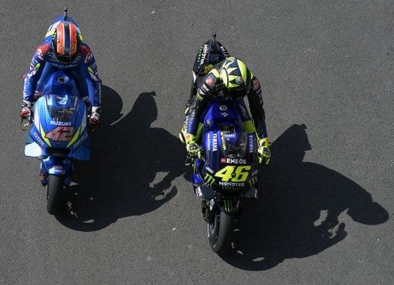 Alex Rins dan Valentino Rossi. Foto: JUAN MABROMATA / AFP Alex Rins dan Valentino Rossi. Foto: JUAN MABROMATA / AFP