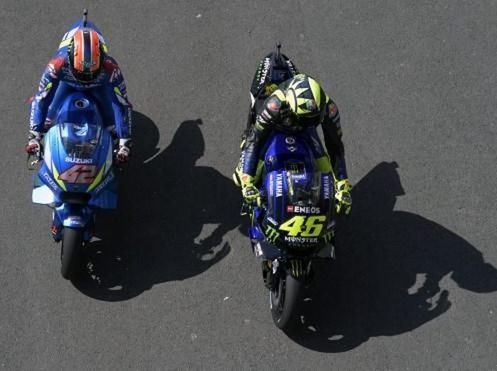Alex Rins mengalahkan Valentino Rossi untuk menjadi juara MotoGP Amerika Serikat (JUAN MABROMATA / AFP)