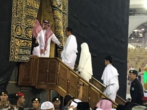 Jokowi Masuk ke Dalam Kakbah, Apa Sih Isinya?