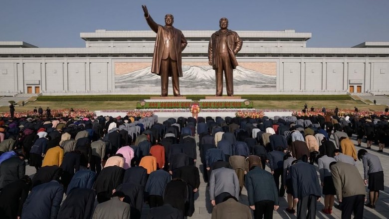 Puluhan Ribu Warga Korut Beri Penghormatan ke Mendiang Kim Il-Sung Puluhan Ribu Warga Korut Beri Penghormatan ke Mendiang Kim Il-Sung