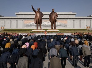 Puluhan Ribu Warga Korut Beri Penghormatan ke Mendiang Kim Il-Sung