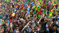 Tradisi ini dinanti warga Thailand karena perayaannya yang meriah dan disebut sebagai pertempuran air terbesar di dunia. Soe Zeya Tun/Reuters.