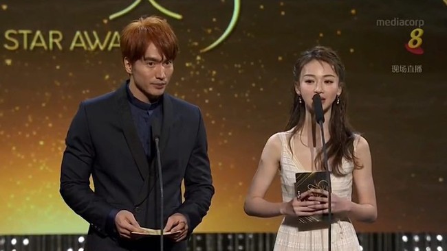 Jerry juga sempat naik ke atas panggung Star Awards 2019 membacakan nominasi. Penampilannya berganti memakai setelan serba hitam. Melihat penampilan Jerry Yan ini banyak penggemarnya para kaum Hawa menyebut sang aktor begitu awet muda. Dia masih seperti dulu ketika memerankan Tao Ming Se di Meteor Garden. Foto: Instagram @jerryyan143