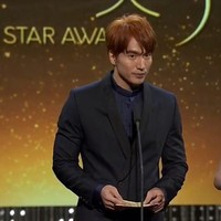 Jerry juga sempat naik ke atas panggung Star Awards 2019 membacakan nominasi. Penampilannya berganti memakai setelan serba hitam. Melihat penampilan Jerry Yan ini banyak penggemarnya para kaum Hawa menyebut sang aktor begitu awet muda. Dia masih seperti dulu ketika memerankan Tao Ming Se di Meteor Garden. Foto: Instagram @jerryyan143