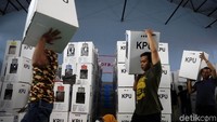Sejumlah petugas mulai mendistribusikan logistik pemilu ke sejumlah kelurahan di kawasan GOR Kecamatan Kemayoran, Jakarta, Senin (15/4/2019).