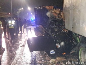 Pikap Muat Telur Tabrak Truk Parkir, Satu Orang Tewas Terjepit
