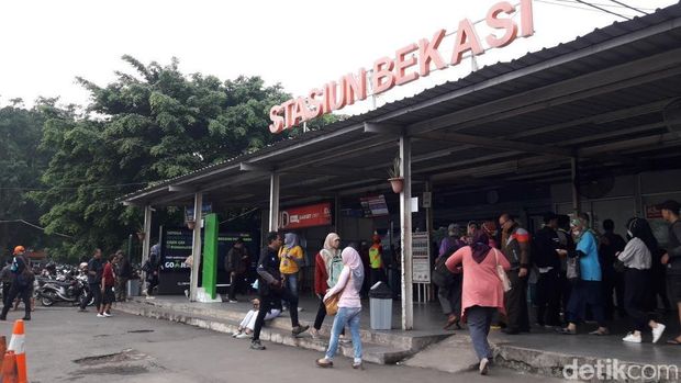 Suasana Stasiun Bekasi pukul 07.00 WIB.