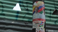 Alat peraga kampanye tersebut masih mewarnai sudut kota di masa tenang.