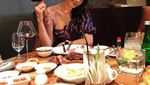 Berpacaran dengan Aldi Eks CJR, Ini Gaya Ngopi Model Erika Carlina
