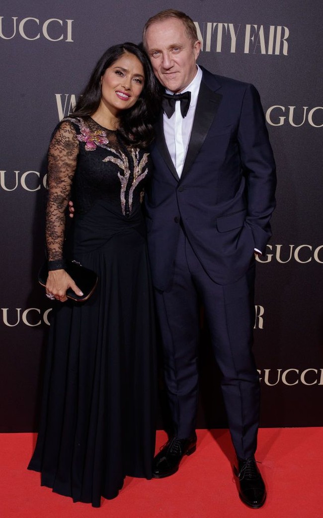 Salma Hayek juga mengungkapkan meski dirinya dan sang suami akrab dengan dunia selebriti yang identik dengan keglamouran, mereka kurang menyukai datang ke pesta-pesta. Kami tidak memiliki kehidupan sosial yang cukup menarik karena kami lebih suka menghabiskan waktu bersama keluarga. Kami sangat sering menghabiskan waktu berkualitas bersama, kata bintang film yang masih tampak awet muda di usia 52 tahun itu. Foto: Getty Images