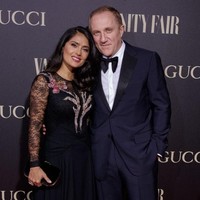 Salma Hayek juga mengungkapkan meski dirinya dan sang suami akrab dengan dunia selebriti yang identik dengan keglamouran, mereka kurang menyukai datang ke pesta-pesta. Kami tidak memiliki kehidupan sosial yang cukup menarik karena kami lebih suka menghabiskan waktu bersama keluarga. Kami sangat sering menghabiskan waktu berkualitas bersama, kata bintang film yang masih tampak awet muda di usia 52 tahun itu. Foto: Getty Images
