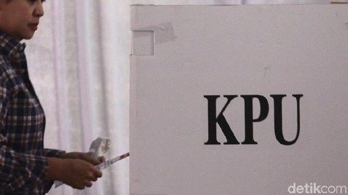 Ilustrasi Pemungutan Suara di bilik suara pada pemilu 2014