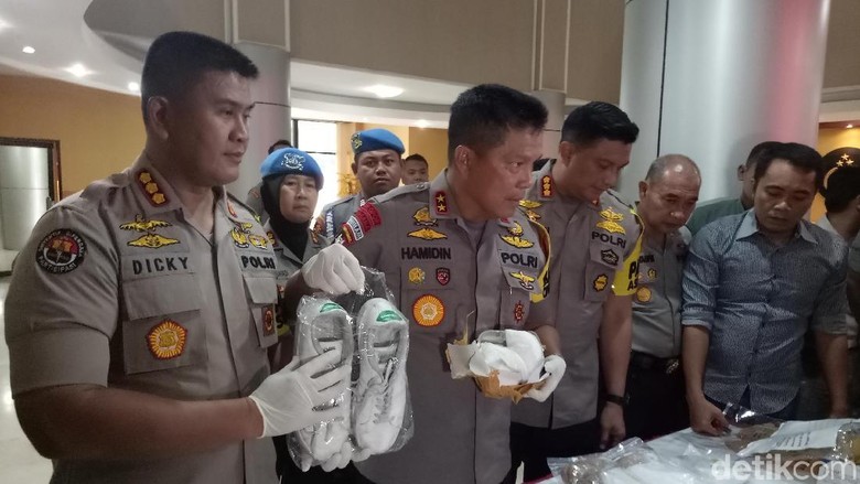 Polisi Gagalkan Penyelundupan Sabu dalam Sepatu Sneakers Polisi Gagalkan Penyelundupan Sabu dalam Sepatu Sneakers