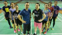 Rionny didampingi Minarti Timur foto bersama dengan atlet bulutangkis putri Indonesia.