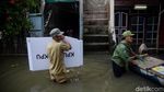 Aksi Petugas Distribusikan Logistik Pemilu di Tengah Banjir