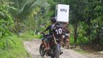 Perjuangan Petugas Distribusikan Logistik Pemilu di Daerah Terpencil