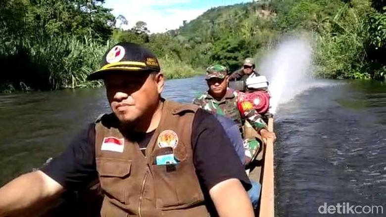 Perjuangan Petugas Terobos Sungai Kirim Surat Suara ke Pelosok Sultra Perjuangan Petugas Terobos Sungai Kirim Surat Suara ke Pelosok Sultra
