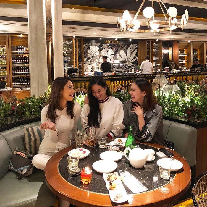 Berpacaran dengan Aldi Eks CJR, Ini Gaya Ngopi Model Erika Carlina - Foto 3