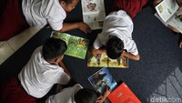 Sejumlah anak membaca buku di Perpustakaan Umum Jakarta Utara, Selasa (16/4).