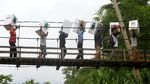 Perjuangan Petugas Distribusikan Logistik Pemilu di Daerah Terpencil