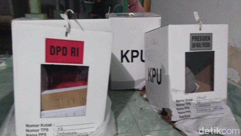 Kena Rembesan Hujan, 9 Kotak Suara di Bombana Sultra Rusak Kena Rembesan Hujan, 9 Kotak Suara di Bombana Sultra Rusak