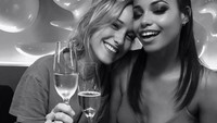 Di ulang tahun sahabatnya, Ella terlihat sedang memegang wine sebagai tanda merayakannya. Foto: Instagram@ellabalinska