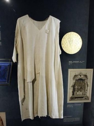 Tunik milik St. Louis dari abad ke-13.