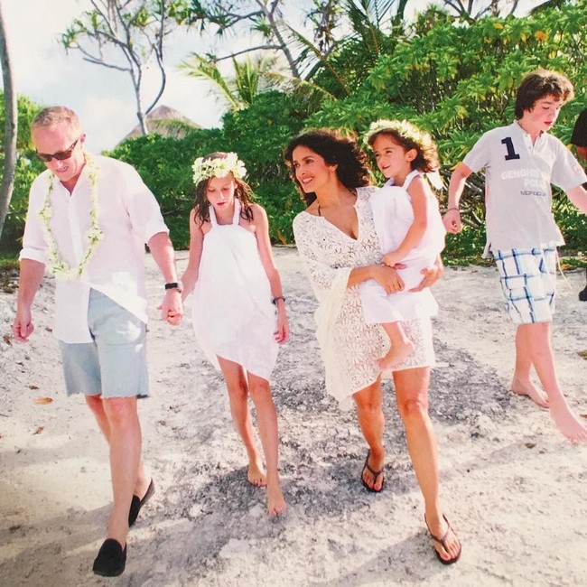 Saat menikahi Salma, Pinault sudah memiliki tiga orang anak dari dua wanita yang pernah dinikahi dan dipacarinya. Dua anak pertamanya adalah anaknya dari pernikahannya dengan wanita bernama Dorothee Lepere. Dan anak ketiganya, dari hubungan cintanya dengan supermodel Linda Evangelista. Foto: Instagram Salma Hayek