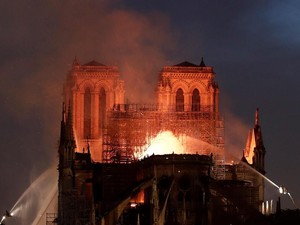 Gereja Notre Dame Terbakar, Anggun hingga Julie Estelle Terpukul