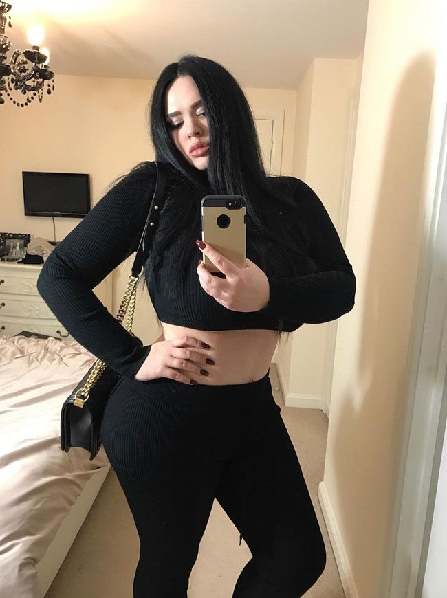 Wanita asal Cambridge ini dulu bermimpi ingin seperti teman-temannya yang bertubuh langsing. Ia pun memutuskan untuk pergi ke bawah pisau bedah menjalani operasi. Foto: Instagram @lexylu_pinup