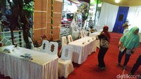 Kursi-kursi yang ditutup kain putih berjajar untuk tempat menunggu giliran.