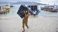 KPUD Lombok Utara juga sudah mulai mendistribusikan 155 kotak suara beserta logistik Pemilu serentak 2019 ke 12 TPS yang tersebar di tiga pulau (Gili Trawangan, Gili Meno, Gili Air) di kawasan wisata desa Gili Indah. Antara Foto/Ahmad Subaidi.