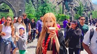 Foto-fotonya pun ramai dikomentari para netizen. Mereka  memuji kecantikan Rose dan mengucapkan selamat menikmati keseruan di Universal Studios Hollywood. (roses_are_rosie/Instagram)