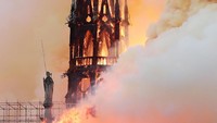Kebakaran itu mengakibatkan atap gereja yang dibangun pada abad ke-12 itu runtuh. Semuanya runtuh, kata salah seorang petugas polisi di dekat tempat kejadian, seperti dilansir dari Reuters, Selasa (16/4/2019).