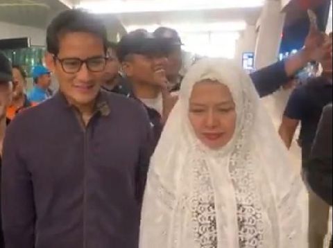 Mengintip Hijab Instan Renda yang Dipakai Istri Sandiaga Saat Umrah