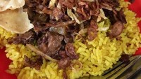 Nasi kuning Saroja yang populer dan legendaris di Manado. Tampak sedap sekali ya? Foto: Instagram @nina_epicure