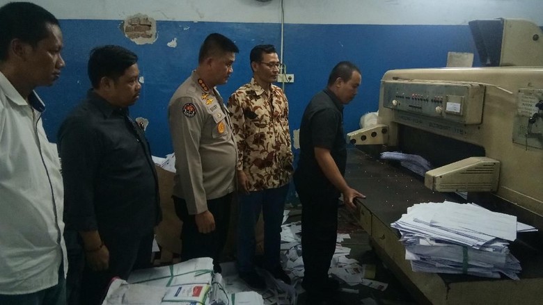KPU Sulsel Musnahkan Puluhan Ribu Surat Suara Sisa dan Rusak KPU Sulsel Musnahkan Puluhan Ribu Surat Suara Sisa dan Rusak