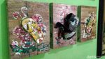 Keren! Pria Ciamis Ini Bikin Lukisan dari Tanah dan Sampah
